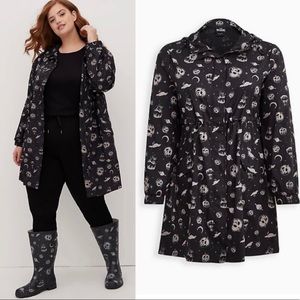 TORRID RAINJACKET - DISNEY VILLAINS POISON APPLE BLACK